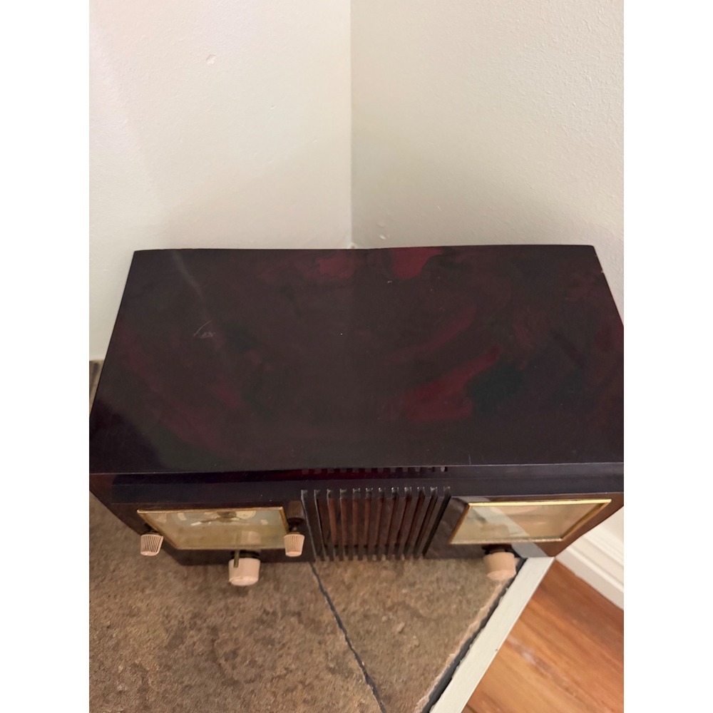 Vintage General Electric GE Model 535 Bakelite Tube Radio Alarm Clock Burgundy - Picture 4 of 11